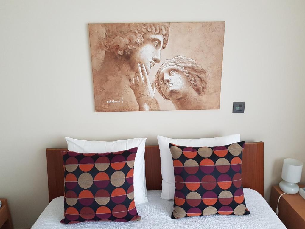 Welcoming bedroom at Next to the Airport in Maia